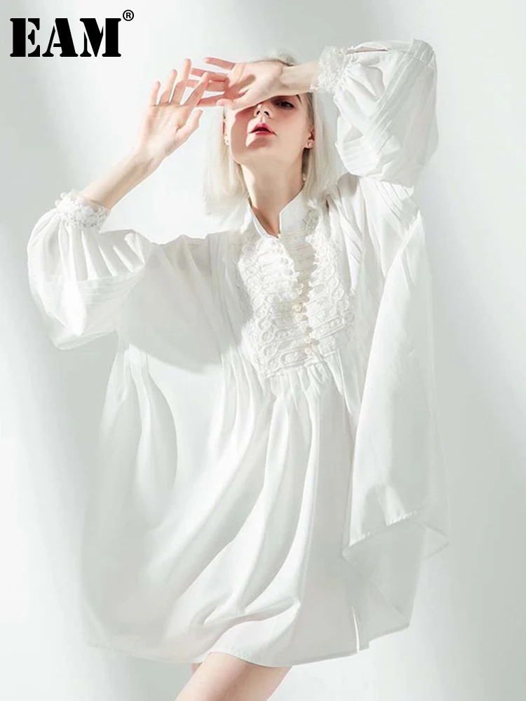 [EAM] Женское Белое Бандажное Плиссированное Платье-рубашка Большого Размера, Новый Воротник-стойка, Длинный рукав, Свободный Крой, Мода Весна-Осень 2023 JO370
